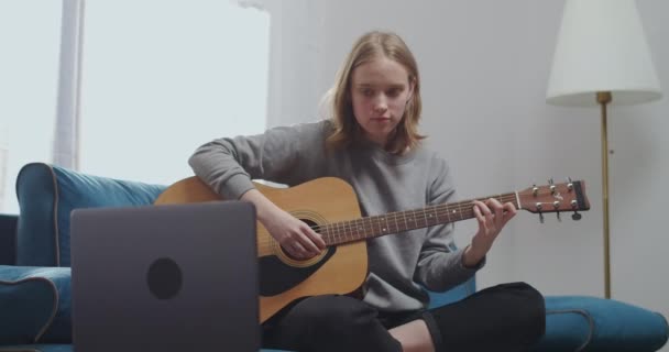 Κορίτσι που παίζει κιθάρα στο δωμάτιο. - Πλάνα, βίντεο