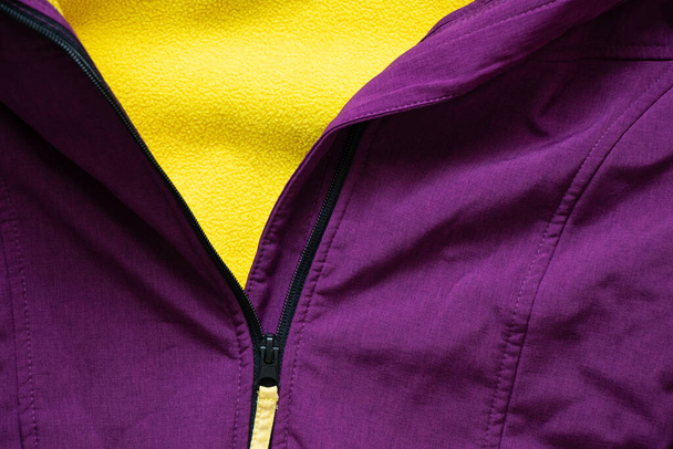 fermeture éclair sur veste violette comme fond fermer - Photo, image