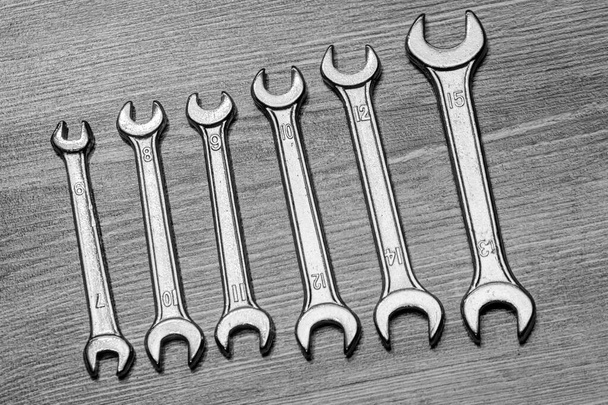 Schraubenschlüssel für Reparaturmechanismen. Die Schraubenschlüssel sind in der Reihenfolge ihrer Größe angeordnet. - Foto, Bild