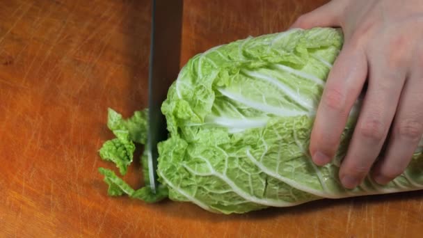 розрізати китайську капусту повільно - Кадри, відео
