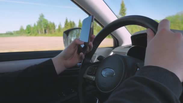 Mira dentro del coche con el conductor joven mensajes de texto - Imágenes, Vídeo