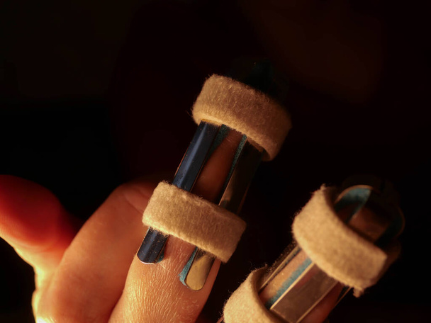 gebrochene Finger in Schienen, weiches Licht im Hintergrund - Foto, Bild