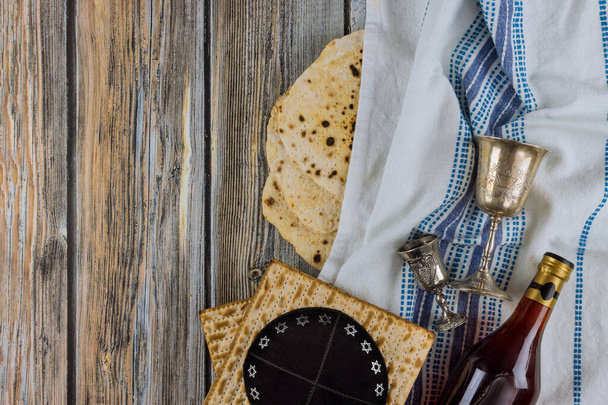 Jodendom religieuze joodse feestdag matza op pascha met torah scroll en kopje koosjere wijn - Foto, afbeelding