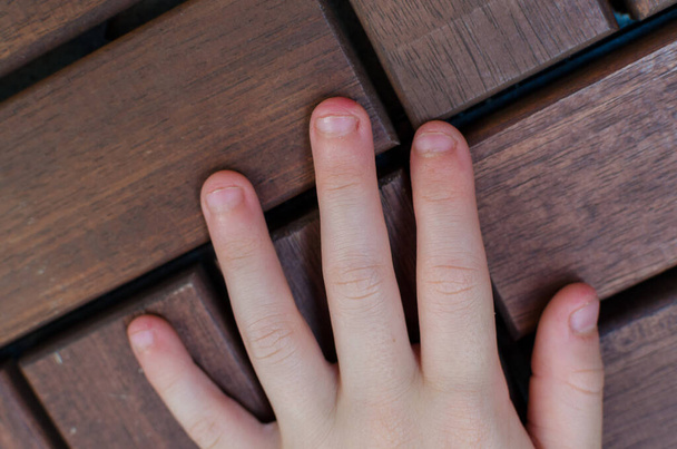 噛んだ指の爪-噛んだ指。指の爪で子供の手の閉じる - 写真・画像