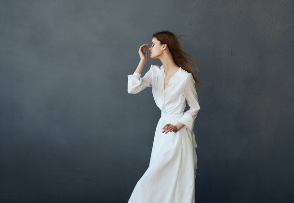 красивая женщина и белое платье гламур и роскошный серый фон модели - Фото, изображение