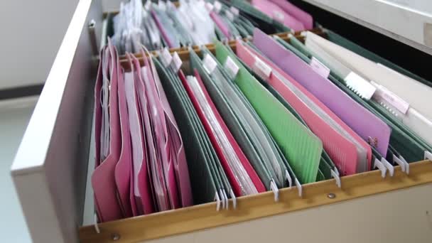 Hand of Man Dokumenty wyszukiwania w szafie plików w biurze pracy, koncepcja biznesu życie biurowe. - Materiał filmowy, wideo