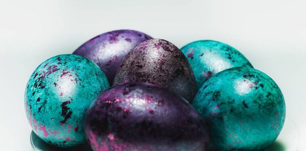 Крупный план цветных пасхальных яиц. Заставка для светлого праздника Пасхи. - Фото, изображение