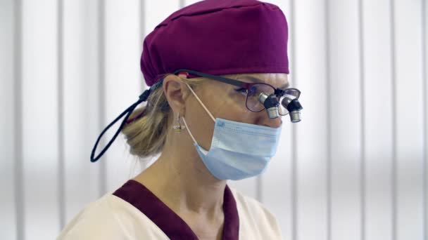 doctor dentista en prismáticos trabajando - Imágenes, Vídeo