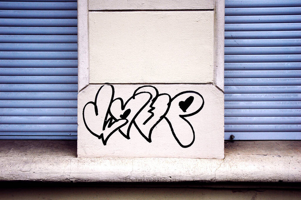 Amour sur le mur de la maison, graffiti encadré par des volets fermés, carré vierge ci-dessus - Tout à propos de Amour - Photo, image