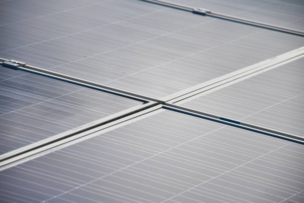 Binanın dayanıklılığına yerleştirilmiş fotovoltaik paneller, sürdürülebilir enerji kavramı. - Fotoğraf, Görsel