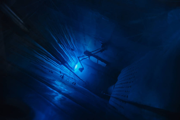 Blauw gloeiwater van kern van kernreactor aangedreven, veroorzaakt door Cherenkov straling, brandstof platen industriële uran - Foto, afbeelding