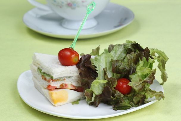 Сэндвич на тарелке
 - Фото, изображение