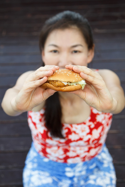 Mujer comiendo una hamburguesa
 - Foto, Imagen