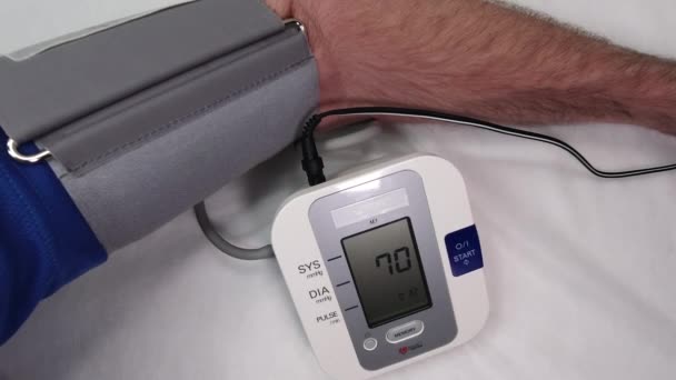 Μέτρηση αρτηριακής πίεσης στην οθόνη του μηχανήματος - Πλάνα, βίντεο
