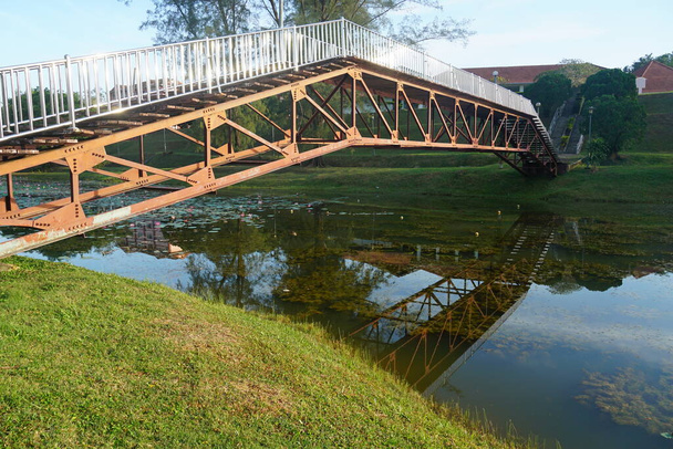 マレーシアのメラカ州Alor GajahにあるUniversity Teknologi MARA Melakaキャンパスの湖に架かる橋 - 写真・画像