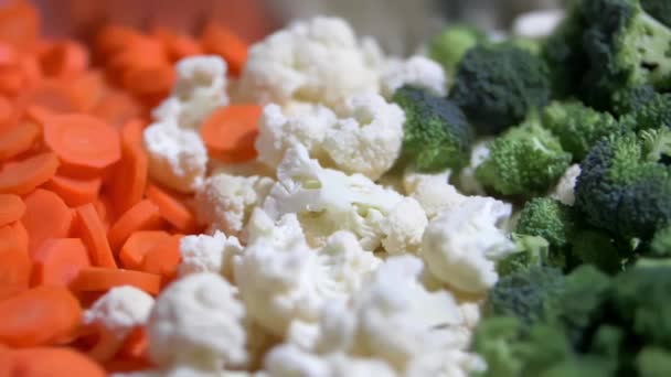 Montones de zanahorias crudas, brócoli y rebanadas de coliflor - Imágenes, Vídeo