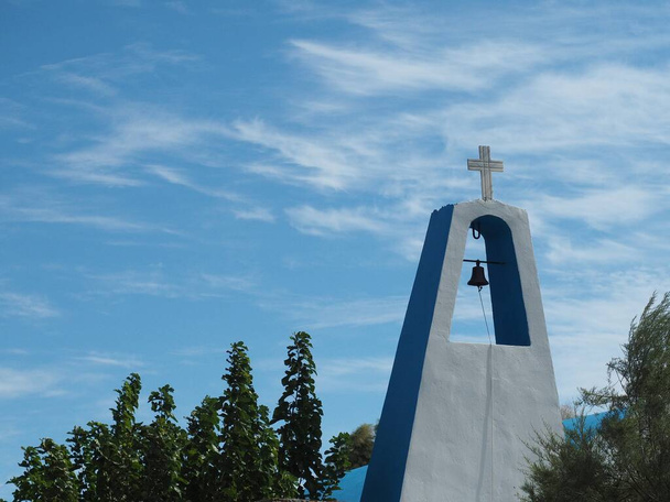 Campanile bianco primo piano della moderna chiesa greco-ortodossa con nuvole di cirri sul cielo blu - Foto, immagini