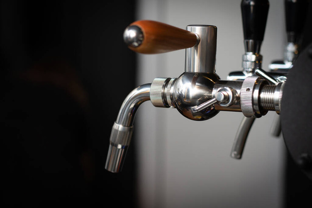 Частково розмиті сріблястий бар пивні стрічки, в пабі
 - Фото, зображення