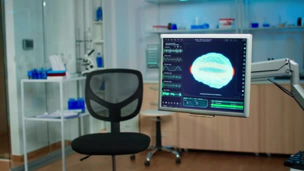 Película de exploración cerebral médica que se muestra en monitor en clínica médica de neurología - Metraje, vídeo