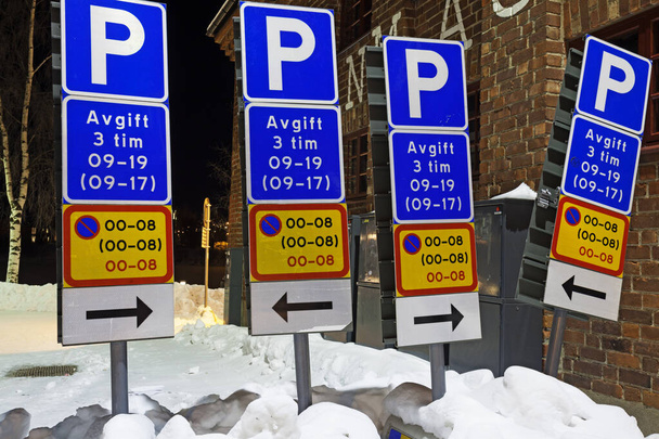 señales de aparcamiento en abundancia, algo debe haber salido mal  - Foto, Imagen