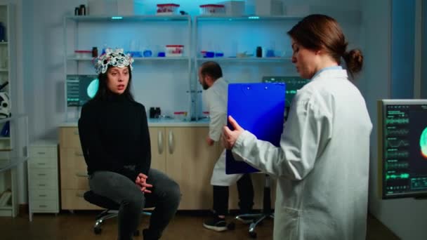 Professionele arts in neurologische geneeskunde testen van het gezichtsvermogen van de patiënt - Video