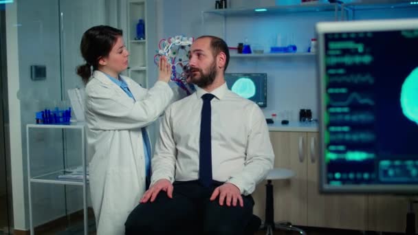 Lékařský výzkumník uvedení performant brainwave skenování sluchátka - Záběry, video
