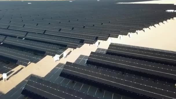 Vista aérea do sistema de matriz de painéis solares na usina. Califórnia EUA - Filmagem, Vídeo
