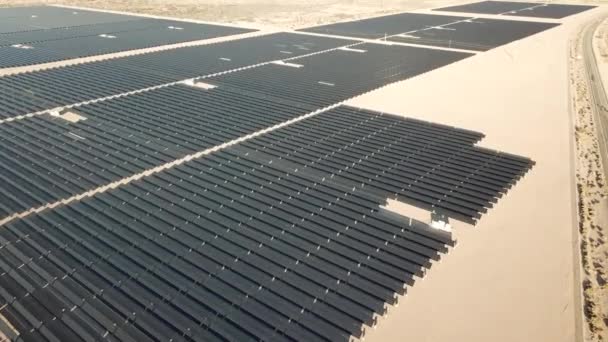 Luchtfoto van de zonnecentrale in de woestijn, concept voor alternatieve energie - Video