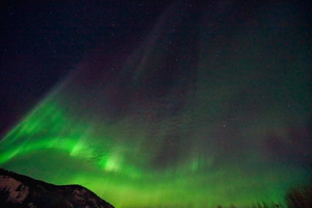 Aurora Borealis na nocnym niebie. Jasne kolory są zielone, żółte i czerwone. Zdjęcia na Alasce, USA, 17 marca 2016 - Zdjęcie, obraz