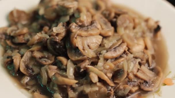 Vegane Küche, gekochte Pilze als Mahlzeit auf weißem Teller, Nahaufnahme - Filmmaterial, Video