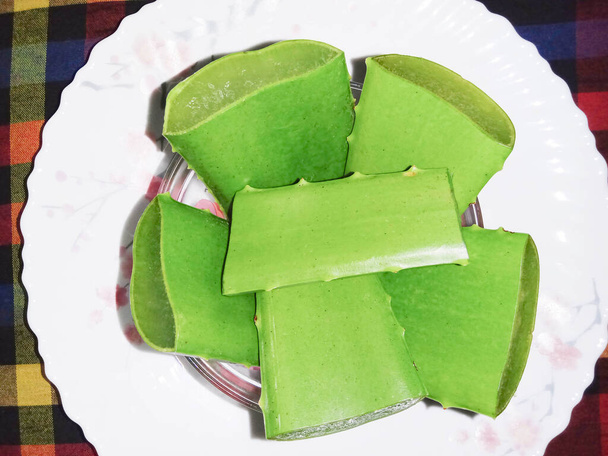 Tabakta yeşil ve sağlıklı aloe vera dilimi - Fotoğraf, Görsel