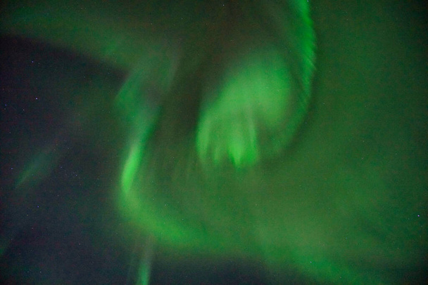 Aurora boreale nel cielo notturno. I colori chiari sono verde, giallo e rosso. Fotografato in Alaska, USA il 17 marzo 2016 - Foto, immagini