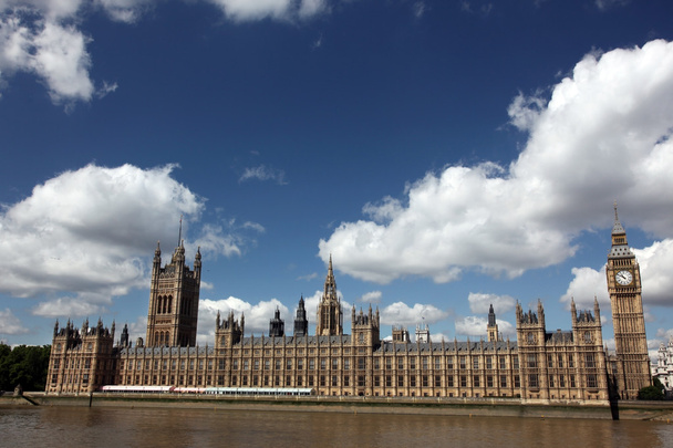 berühmter und schöner Blick auf Big Ben und das Parlamentsgebäude - Foto, Bild