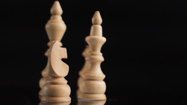Figure di scacchi bianchi in legno, Re, Regina, Cavaliere e Vescovo, Primo piano - Filmati, video