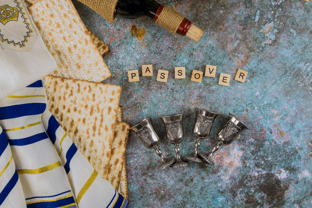 Мацох еврейский пасхальный хлеб в традиционных четырех бокалах кошерное вино праздник за деревянным столом - Фото, изображение