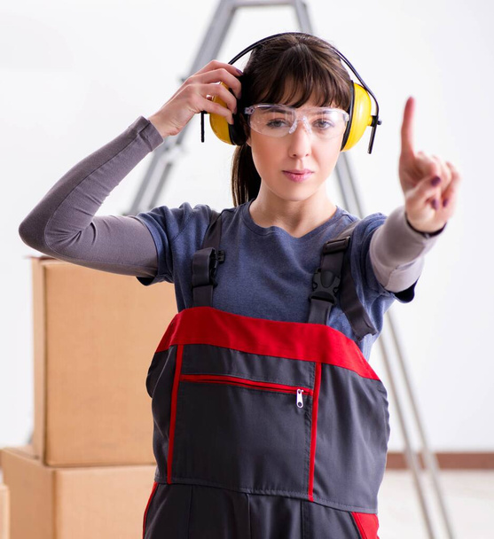 Trabajadora contratista con auriculares de cancelación de ruido - Foto, imagen