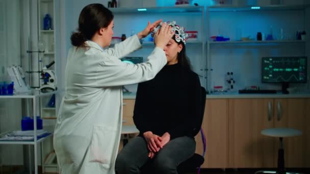 Neurologisch onderzoeker in de speciale geneeskunde die de behandeling toelicht - Video