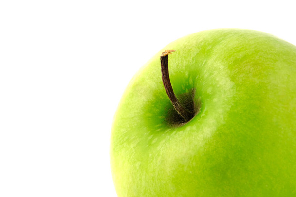 Közelkép zöld Apple nagyi Smith elszigetelt fehér háttér, makró lövés - Fotó, kép