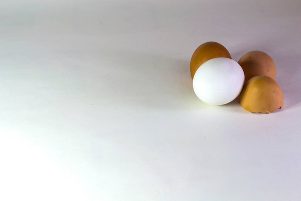 Eier auf weißem Hintergrund, Hühnerei. - Foto, Bild