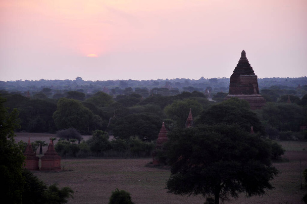 Προβολή τοπίο ερείπια cityscape Μνημείο Παγκόσμιας Κληρονομιάς με πάνω από 2000 παγόδες και ναούς Htilominlo ματιά από Shwesandaw Paya Παγόδα το πρωί στο Bagan ή παγανιστική αρχαία πόλη στο Mandalay, Μιανμάρ  - Φωτογραφία, εικόνα