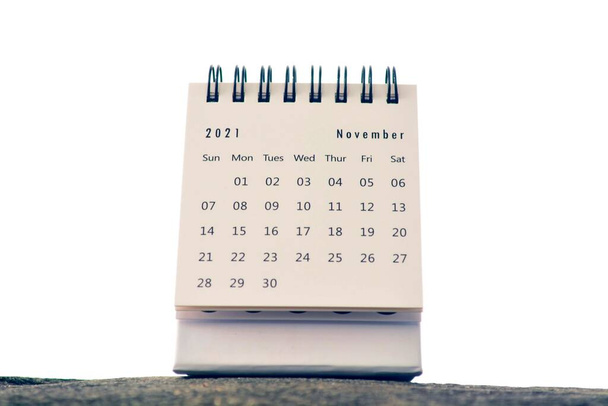 Vista superior del calendario blanco de noviembre 2021. Concepto de año nuevo 2021 - Foto, Imagen
