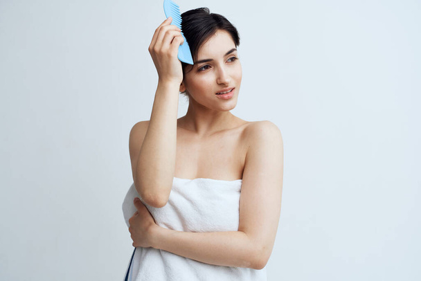 Schöne Frau in Handtuch Kamm Körperpflege Dusche beschnitten Ansicht - Foto, Bild