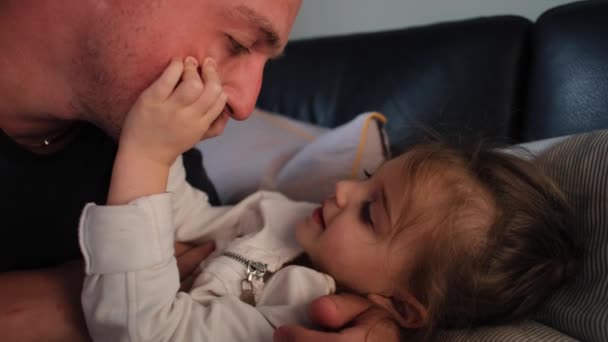 Liebenswert kleine Tochter berührt Papa Gesicht gehen zu schlafen - Filmmaterial, Video