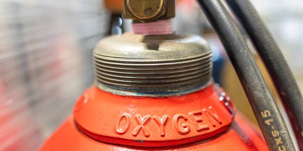 Κόκκινη δεξαμενή οξυγόνου για βιομηχανική συγκόλληση στο εργοστάσιο - Φωτογραφία, εικόνα
