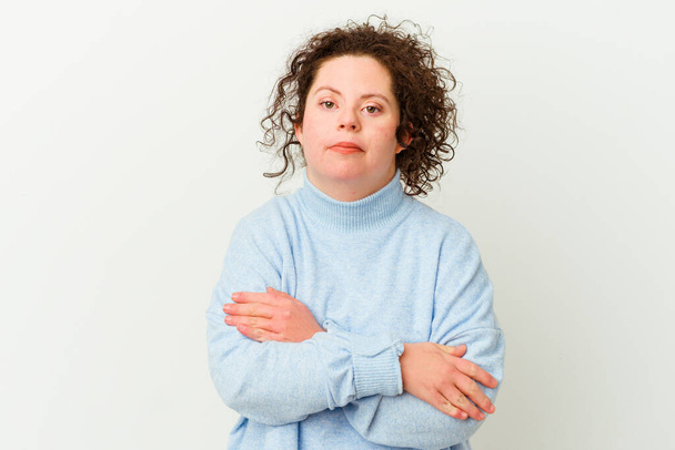 Mujer con síndrome de Down aislado frunciendo el ceño cara en disgusto, mantiene los brazos cruzados. - Foto, Imagen