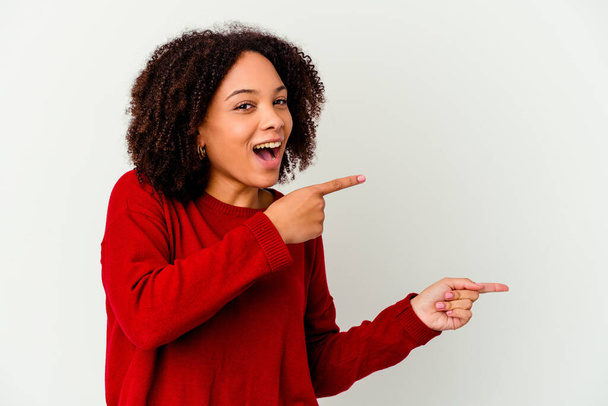 Młoda Afrykańska mieszanka rasy amerykańskiej kobieta odizolowana podekscytowana wskazując palcami wskazującymi. - Zdjęcie, obraz