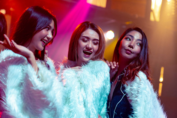 Ομάδα των γυναικών φίλος έχει τη διασκέδαση στο πάρτι στο κλαμπ χορού - Φωτογραφία, εικόνα