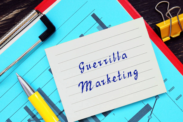 Foto conceptual sobre Guerrilla Marketing con frase manuscrita - Foto, Imagen