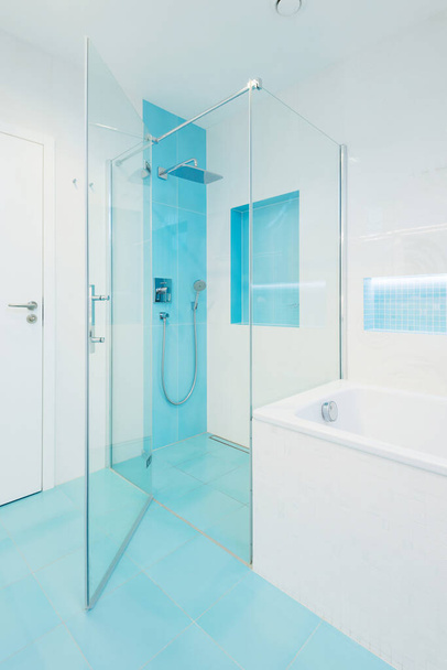 sisustus moderni kylpyhuone sininen ja valkoinen väriyhdistelmä - Valokuva, kuva