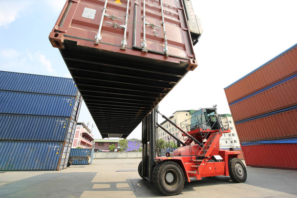 Foreman kontroli załadunku Kontenery pudełko z frachtowca Cargo do eksportu importu. Pracownik magazynu kontenerowego - Zdjęcie, obraz